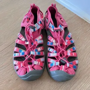 Keen Girl Big Kid Size 4 Woman 6 Pink Blue Gray Waterproof Sandals Hiking Shoe