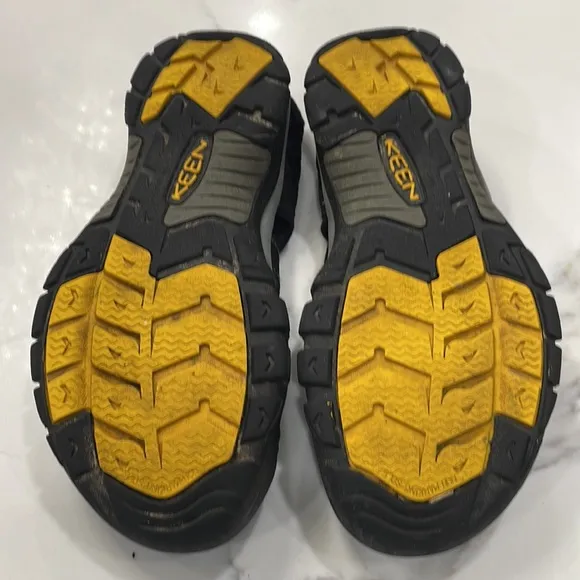 Keen  men Black Sandals waterproof size 7.5