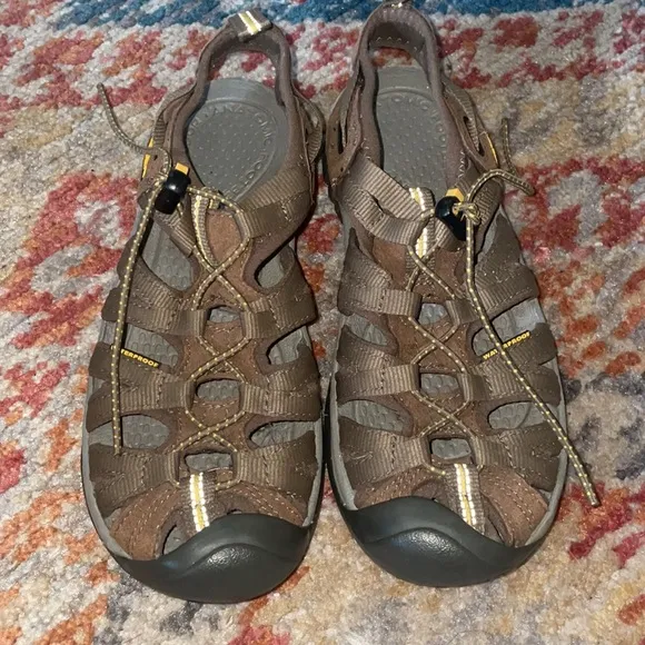 Keen Whisper Sandals waterproof woman’s size 6 - like new condition