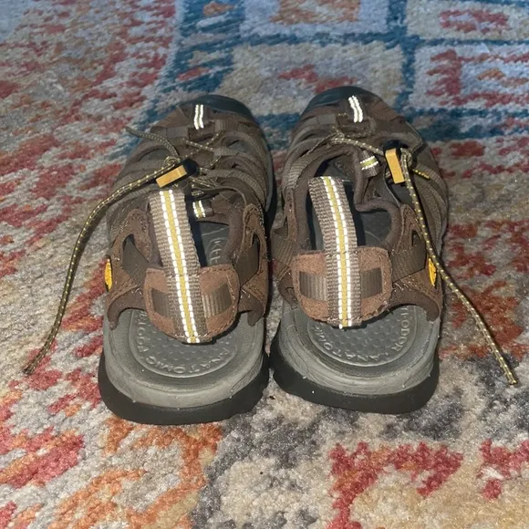 Keen Whisper Sandals waterproof woman’s size 6 - like new condition