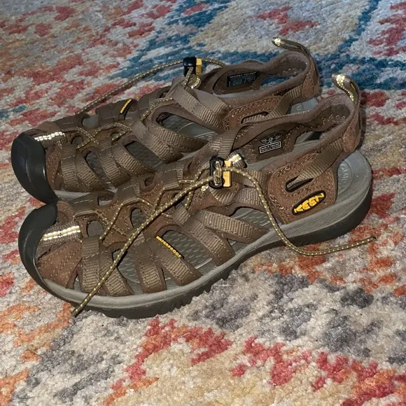 Keen Whisper Sandals waterproof woman’s size 6 - like new condition