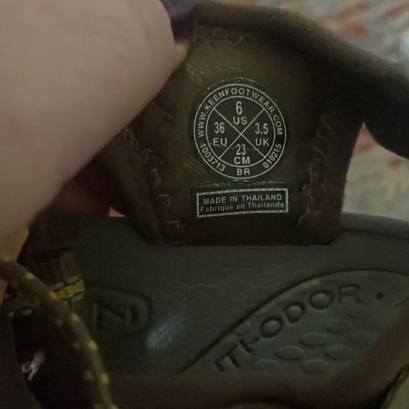 Keen Whisper Sandals waterproof woman’s size 6 - like new condition