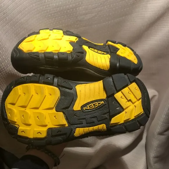 keen  zip up boy's black and yellow boots, fleece lining, zip on side, shaft