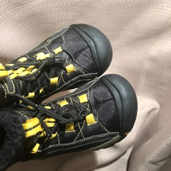 keen  zip up boy's black and yellow boots, fleece lining, zip on side, shaft