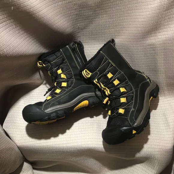 keen  zip up boy's black and yellow boots, fleece lining, zip on side, shaft
