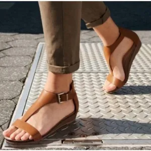 Kenneth Cole Great City Gal Toffee Cognac Vegan Leather Wedge T-Strap Sandals 8