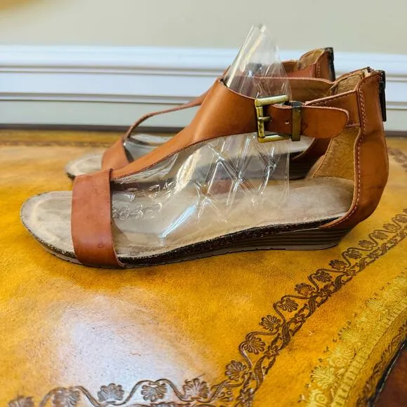 Kenneth Cole Great City Gal Toffee Cognac Vegan Leather Wedge T-Strap Sandals 8