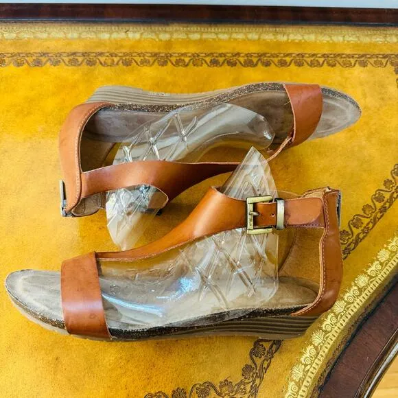 Kenneth Cole Great City Gal Toffee Cognac Vegan Leather Wedge T-Strap Sandals 8