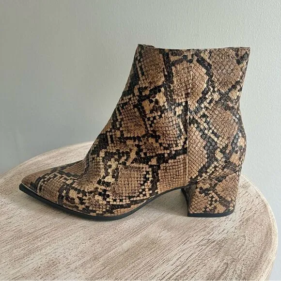 Kenneth Cole Roanne Snake Print Pointed Toe Side Zipper Heeled Boots size 6 NWOB