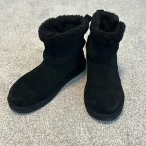 Koolaburra by UGG Women’s Black Suede Faux Fir Lined Boots