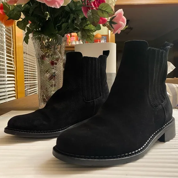 La Canadienne Seraphina Suede Chelsea Ankle Booties size 7