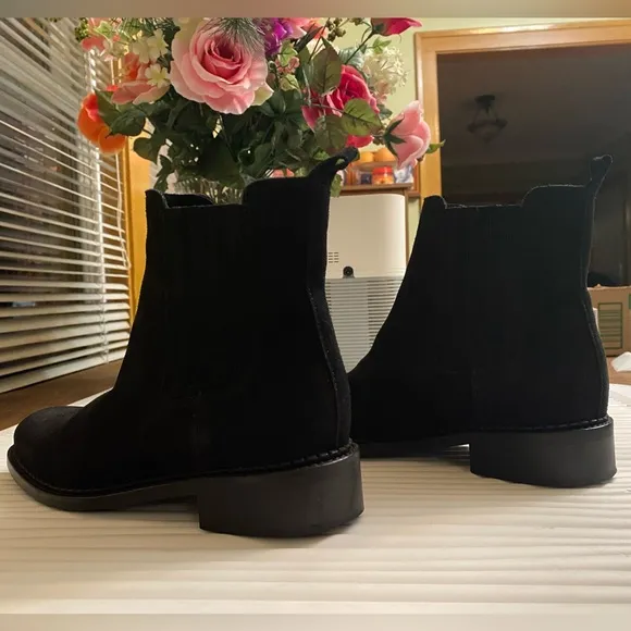 La Canadienne Seraphina Suede Chelsea Ankle Booties size 7