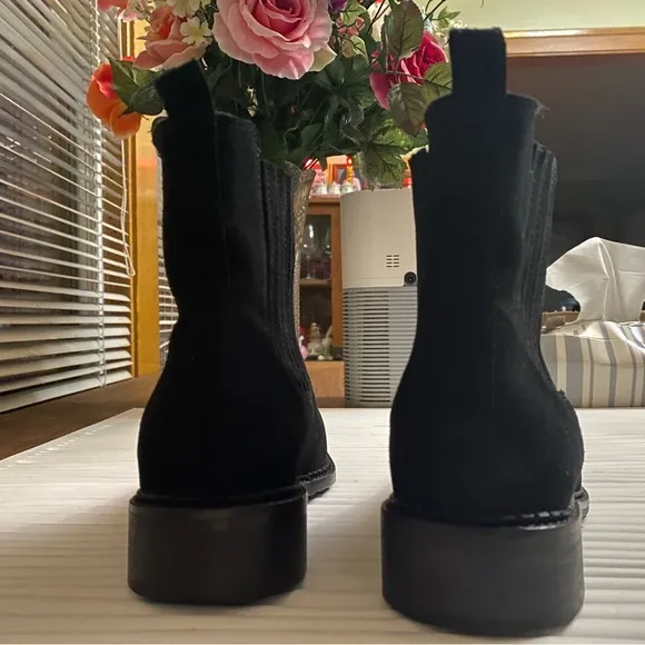 La Canadienne Seraphina Suede Chelsea Ankle Booties size 7
