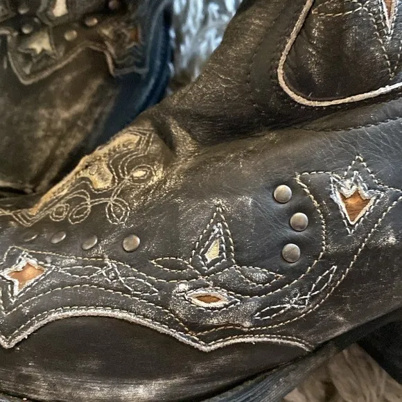 Laredo leather cross and stud black square toe cowboy boots  81/2