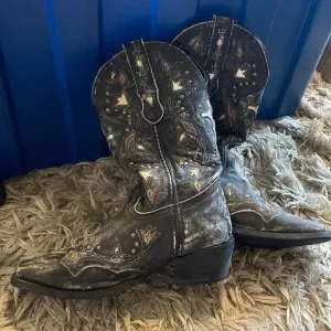 Laredo leather cross and stud black square toe cowboy boots  81/2
