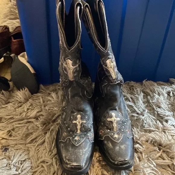 Laredo leather cross and stud black square toe cowboy boots  81/2