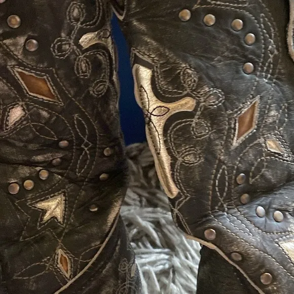 Laredo leather cross and stud black square toe cowboy boots  81/2