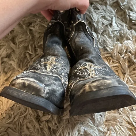 Laredo leather cross and stud black square toe cowboy boots  81/2