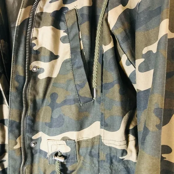 LEVI STRAUSS Women Hooded Camouflage Fishtail Parka Jacket. Size XSmall