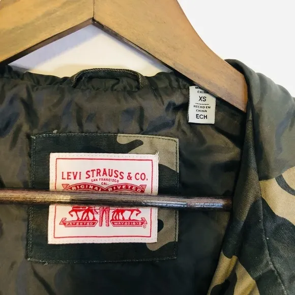 LEVI STRAUSS Women Hooded Camouflage Fishtail Parka Jacket. Size XSmall