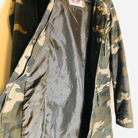 LEVI STRAUSS Women Hooded Camouflage Fishtail Parka Jacket. Size XSmall