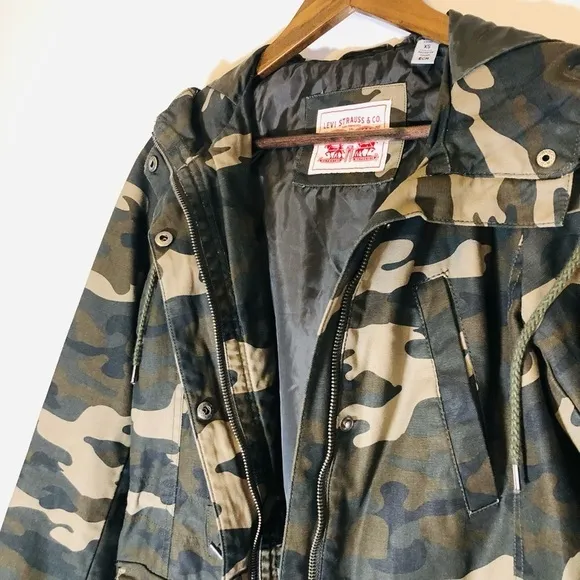 LEVI STRAUSS Women Hooded Camouflage Fishtail Parka Jacket. Size XSmall