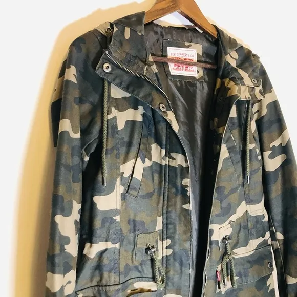 LEVI STRAUSS Women Hooded Camouflage Fishtail Parka Jacket. Size XSmall