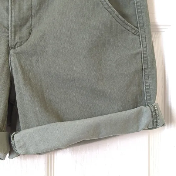 Levi's Classic Herringbone Twill Mid Rise Slim Fit Bermuda Shorts Sage Green 27