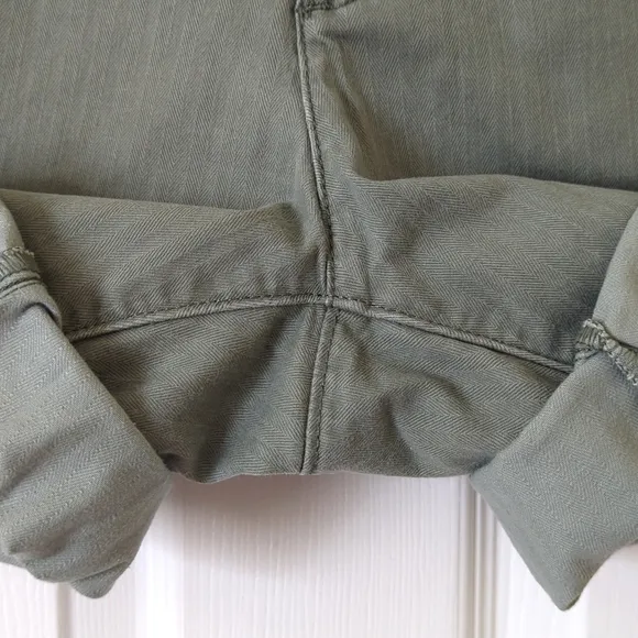 Levi's Classic Herringbone Twill Mid Rise Slim Fit Bermuda Shorts Sage Green 27