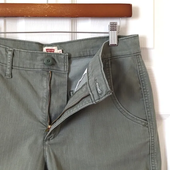 Levi's Classic Herringbone Twill Mid Rise Slim Fit Bermuda Shorts Sage Green 27