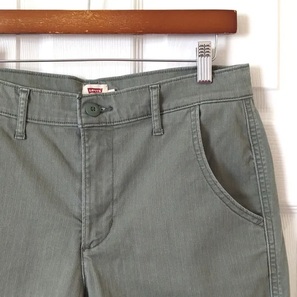 Levi's Classic Herringbone Twill Mid Rise Slim Fit Bermuda Shorts Sage Green 27