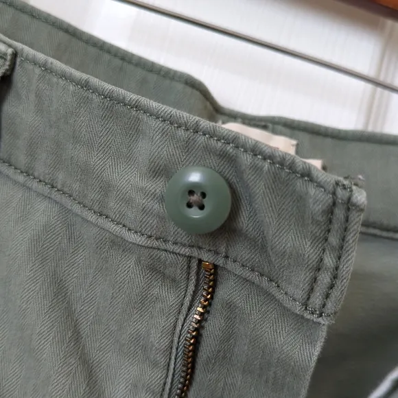Levi's Classic Herringbone Twill Mid Rise Slim Fit Bermuda Shorts Sage Green 27