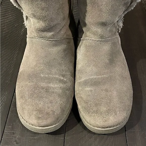 Light Grey, Suede, Women’s Fuzzy, Pull-On Boots. Size 10.
