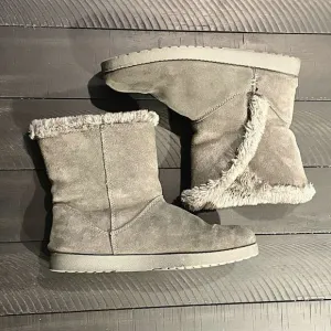 Light Grey, Suede, Women’s Fuzzy, Pull-On Boots. Size 10.