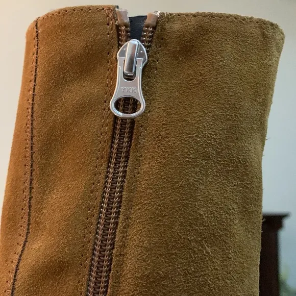 L’INTERVALLE Suede Boots