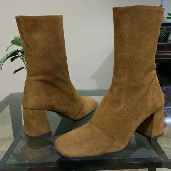 L’INTERVALLE Suede Boots