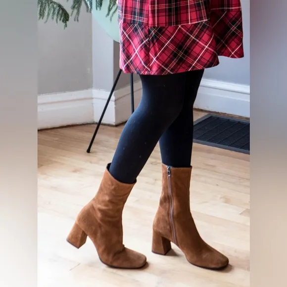 L’INTERVALLE Suede Boots