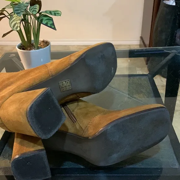 L’INTERVALLE Suede Boots
