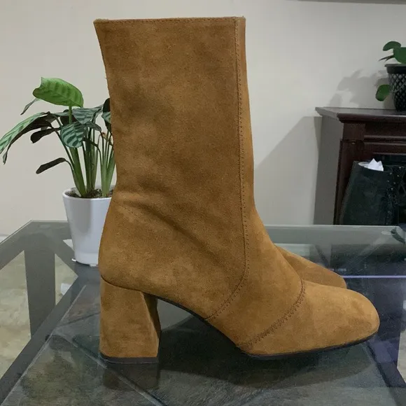 L’INTERVALLE Suede Boots