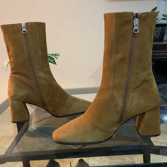 L’INTERVALLE Suede Boots