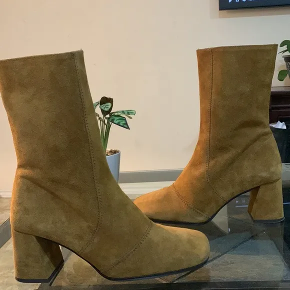L’INTERVALLE Suede Boots