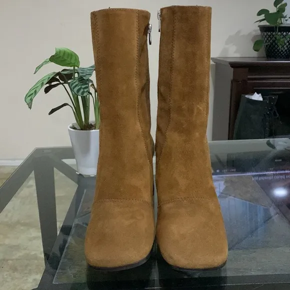 L’INTERVALLE Suede Boots