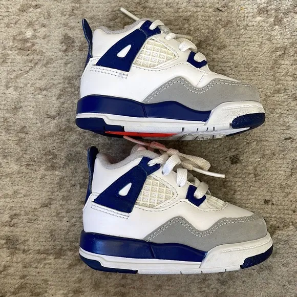 Little kids baby Jordan 4 retro GT sneakers navy and white size 3C.