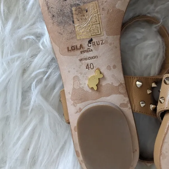 Lola Cruz Studded Flat Gladiator Sandals Tan Leather