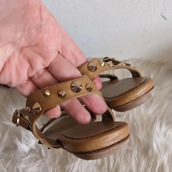 Lola Cruz Studded Flat Gladiator Sandals Tan Leather