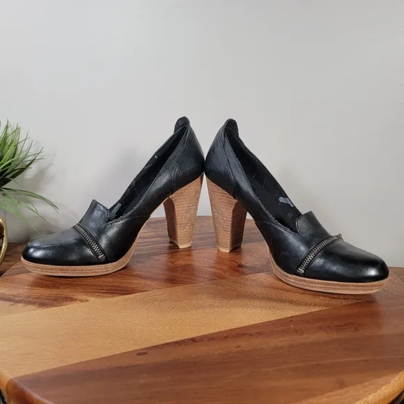London Underground Black Leather Heeled Loafers With Zipper Accent Size 9