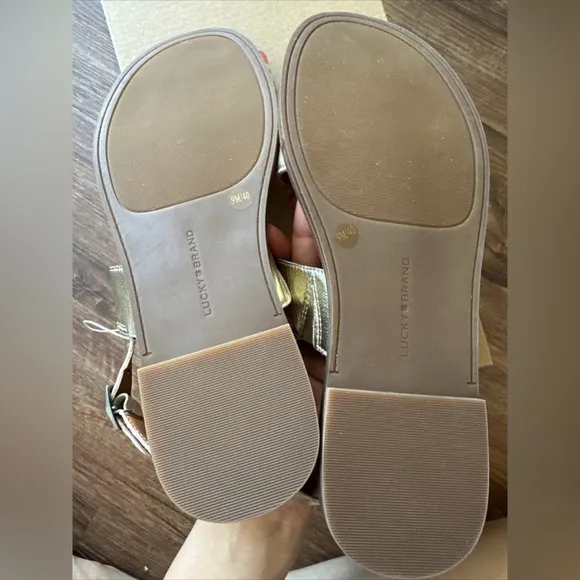 Lucky Brand Light Gold Leather Kaimana Metallic Flat Sandals- 9 US