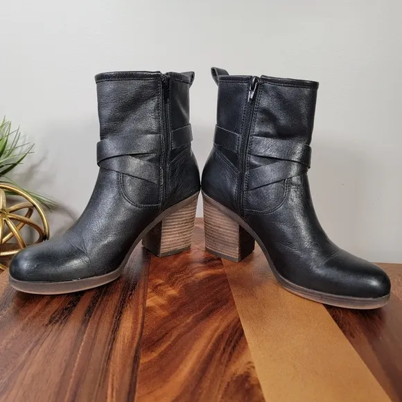 Lucky Brand Orenzo Black Leather Boots with Buckle Detail Size 8