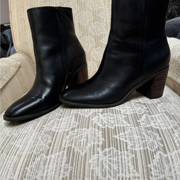 LUCKY BRAND Sz 9 LOW BOOTS zip side EXC like new cond. worn once ! Make …