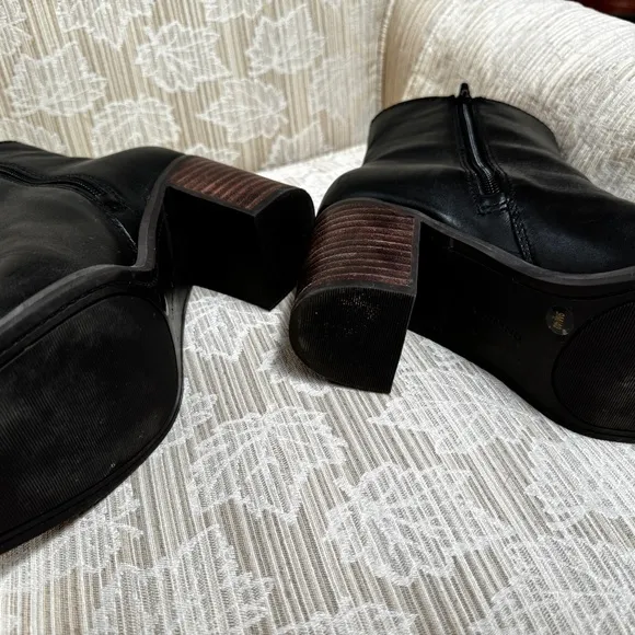 LUCKY BRAND Sz 9 LOW BOOTS zip side EXC like new cond. worn once ! Make …